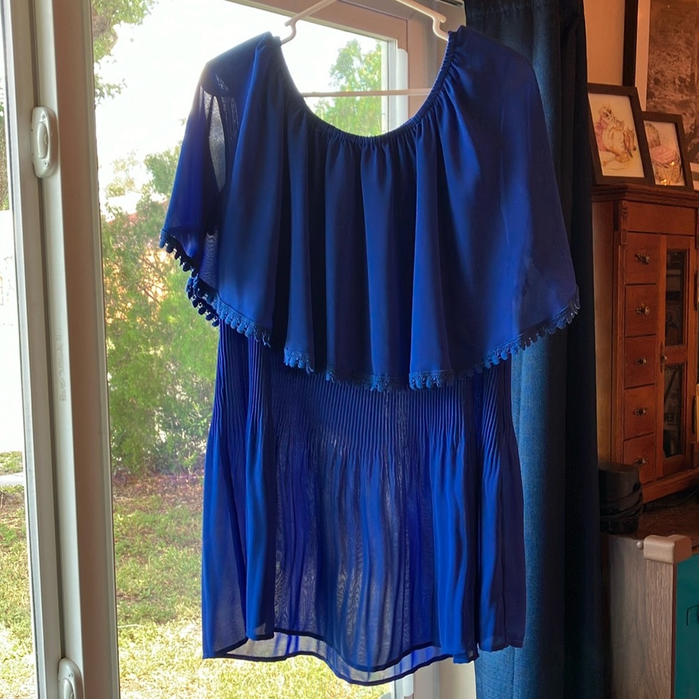 So pretty sheer royal blue ruffled top by Catherine’s, excellent condition!